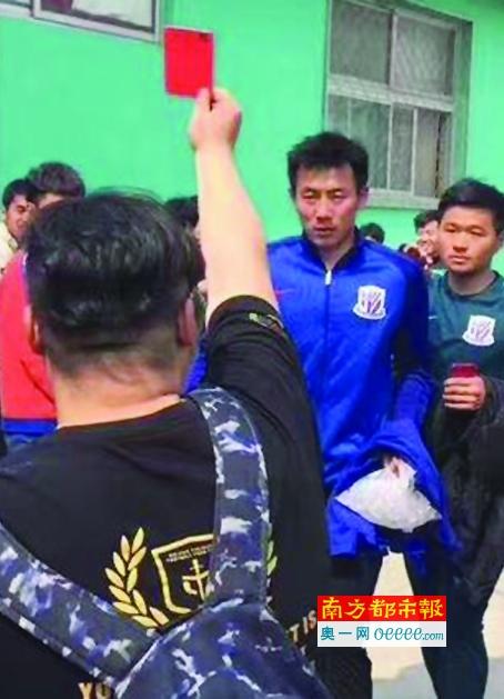 该片改编自真人真事，主人公原型是印度企业家阿鲁纳恰拉姆，被称为;姨妈巾之父，穆鲁加南萨姆曾在接受采访时透露，在印度当地贫困家庭是负担不起卫生巾的日常消耗的